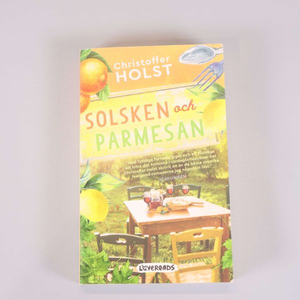Framsidan av pocketboken Solsken och parmesan med citrondesign