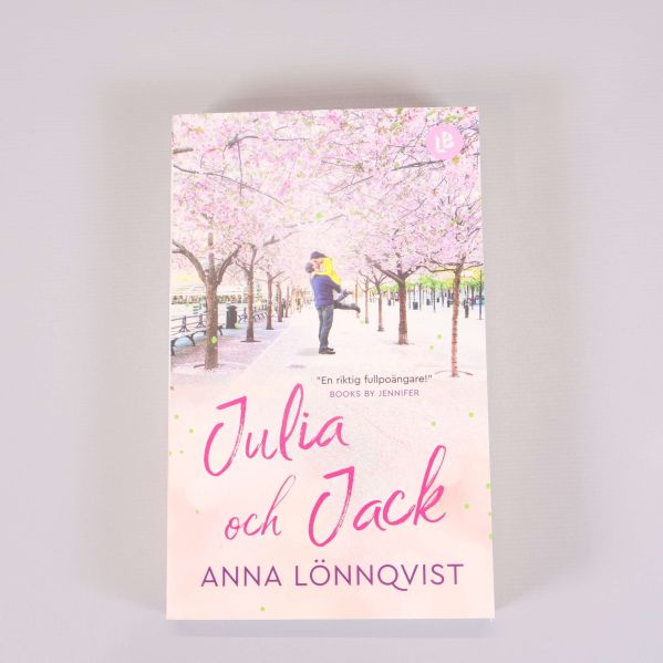 Framsida på boken Julia och Jack med blommande träd