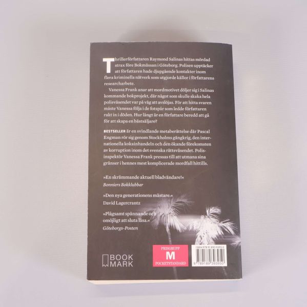 Baksida av boken med text och ISBN-nummer synligt