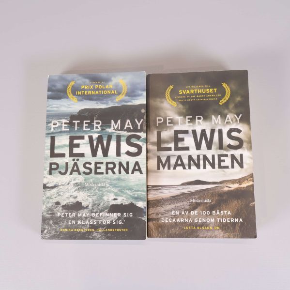 Två böcker ur Lewis-serien av Peter May med fram- och baksida synliga
