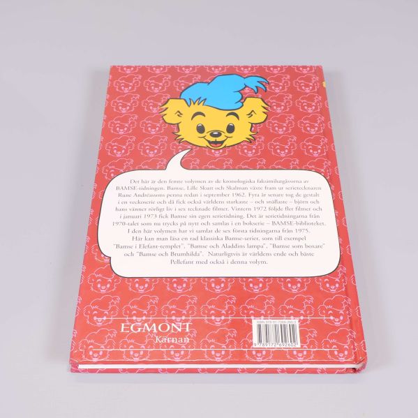 Baksida av Bamsebiblioteket volym 5 med beskrivande text och Bamse-motiv