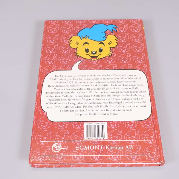 Baksida av Bamse biblioteket med beskrivande text och Bamse-illustration