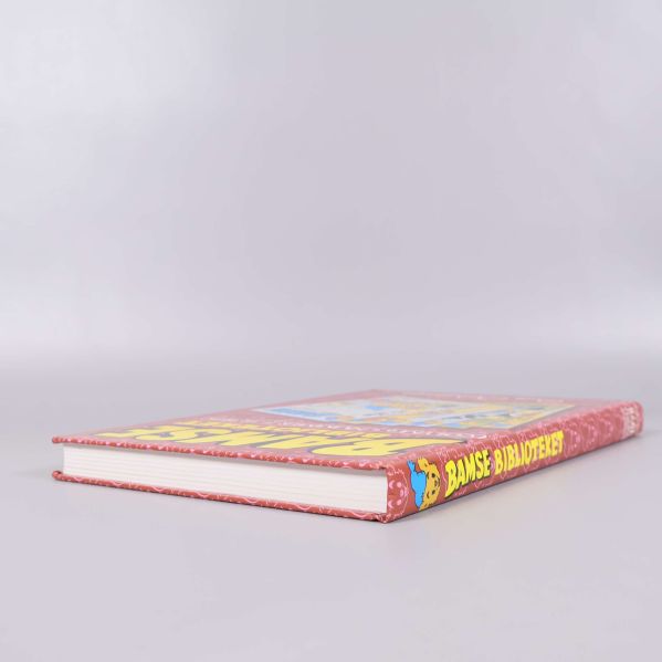 Snedvy av Bamse biblioteket visar bokens tjocklek
