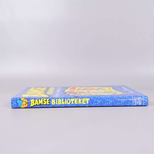 Sidovy av Bamse-biblioteket, bokrygg med tydlig titel