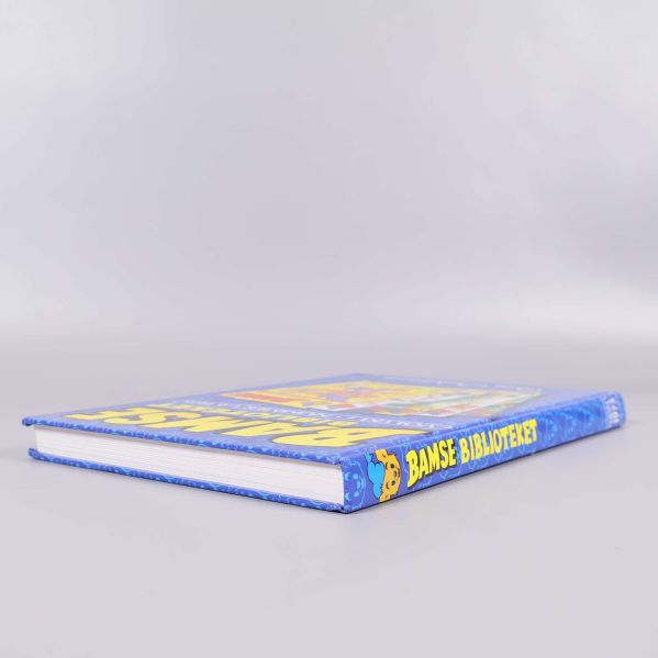 Snett liggande Bamse-biblioteket, visar bokens tjocklek och kant