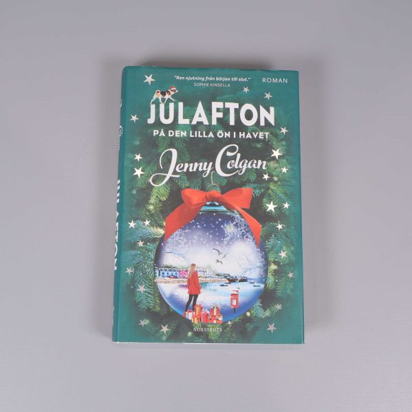 Framsidan av boken Julafton på den lilla ön i havet av Jenny Colgan med julmotiv och grön bakgrund