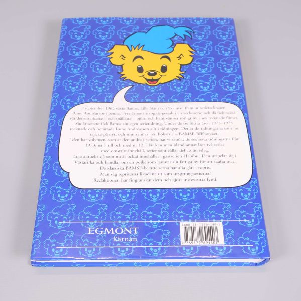 Bokomslagets baksida med Bamse och text om innehållet samt ISBN