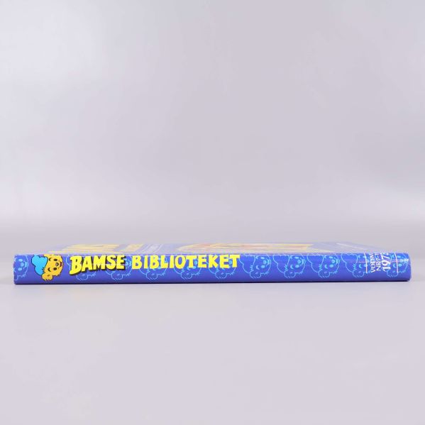 Bokrygg med texten Bamsebiblioteket volym 2 synlig