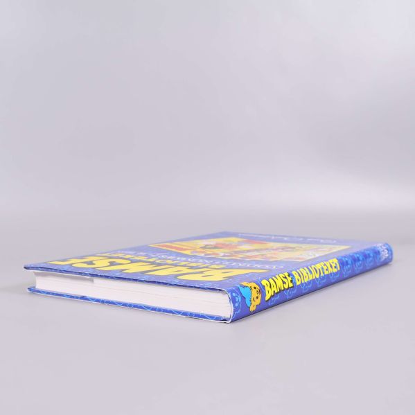 Bamsebiblioteket bok från sidan, hårda pärmar och vit bladsida