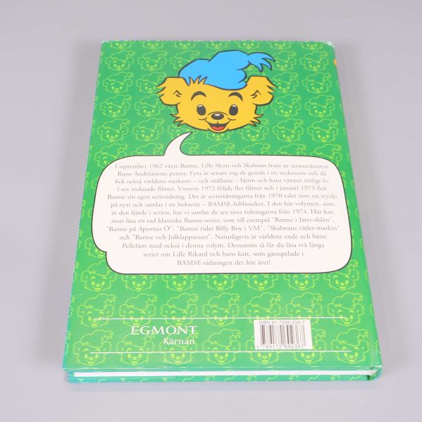 Baksida av Bamsebiblioteket volym 4 med text och Bamse-illustration