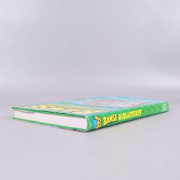 Bamsebiblioteket bok sedd i vinkel, visar tjocklek och pärm