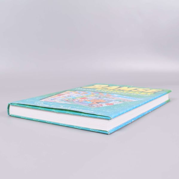 Bamsebiblioteket bok sedd från annan vinkel, fokus på pärm