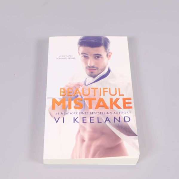 Framsida av pocketbok Beautiful Mistake av Vi Keeland med färgstark titel