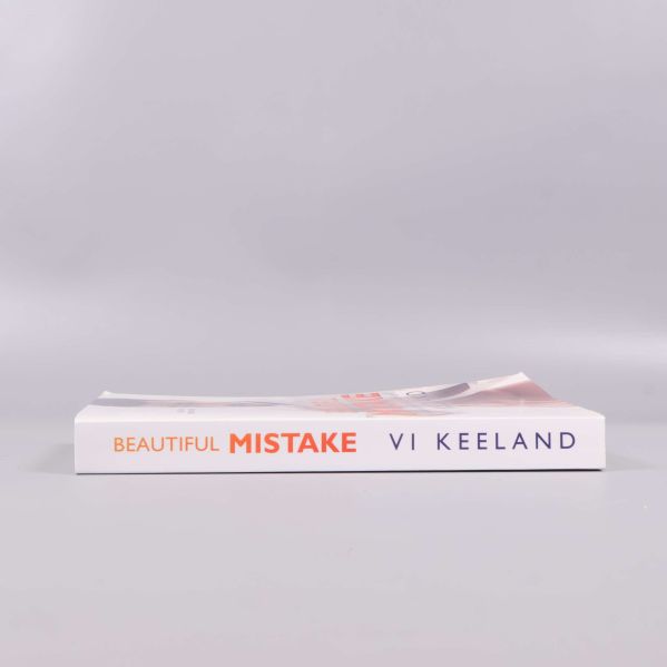 Bokrygg med texten Beautiful Mistake och Vi Keeland