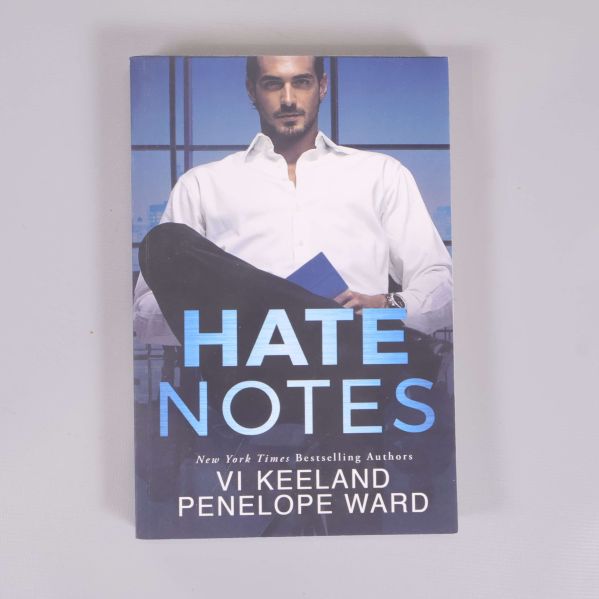 Framsidan av pocketboken Hate Notes av Vi Keeland och Penelope Ward