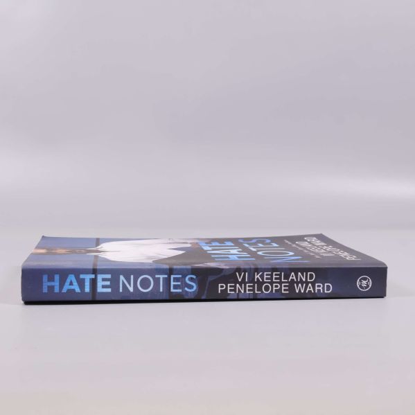 Ryggen på pocketboken Hate Notes med titel och författarnamn