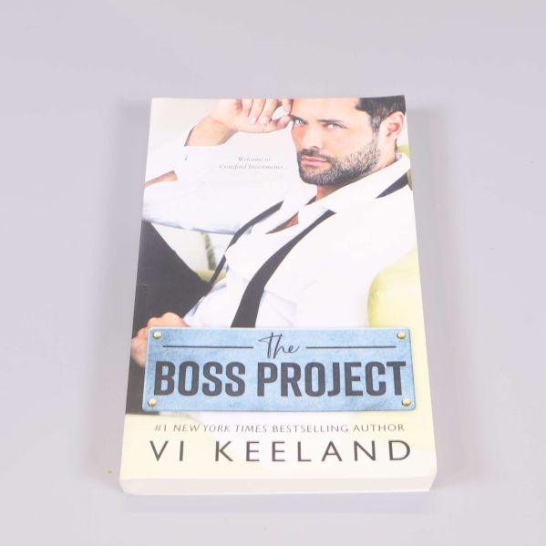 Framsidan av pocketboken The Boss Project med person i vit skjorta