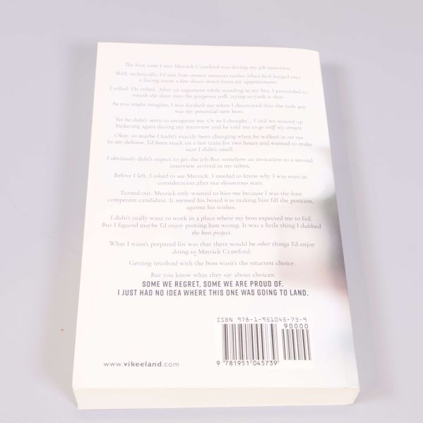 Baksida av The Boss Project med text och ISBN-nummer