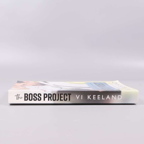 Bokrygg med texten The Boss Project och Vi Keeland