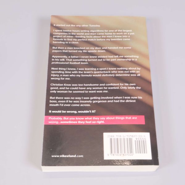 Baksida av The Game av Vi Keeland med bokbeskrivning och synlig ISBN-kod