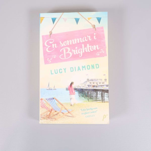 Framsida av boken En sommar i Brighton med färgglad strandillustration