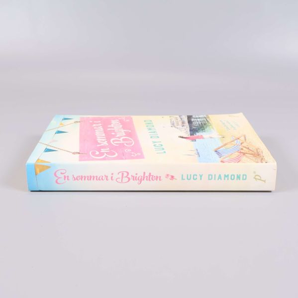 Bokrygg med titeln En sommar i Brighton och författaren Lucy Diamond