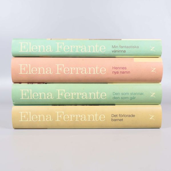 Ryggen på fyra böcker av Elena Ferrante staplade på varandra