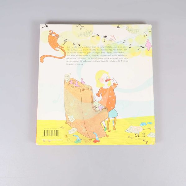 Baksida av Svenska barnvisor, illustration av barn vid ett piano