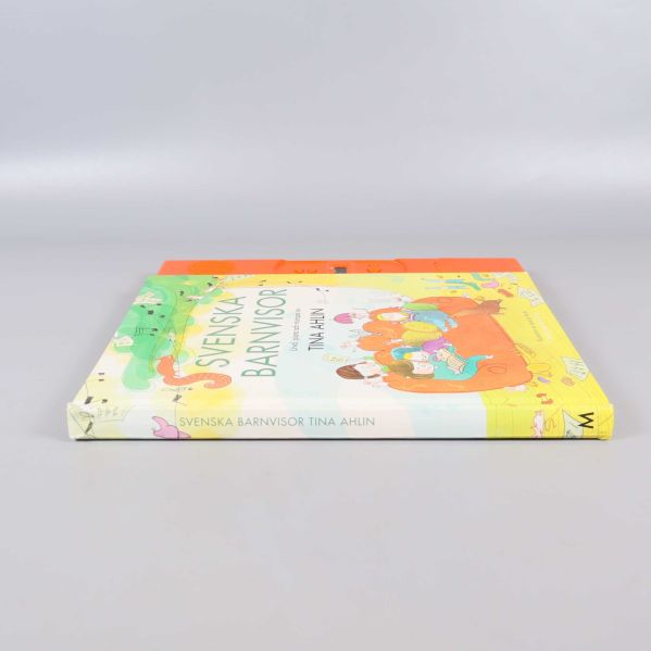Svenska barnvisor bok liggande, titeln på ryggen synlig