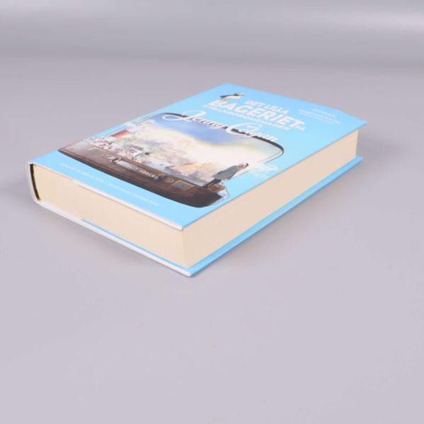 Boken Det lilla bageriet på Strandpromenaden i närbild från sidan