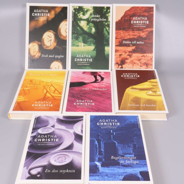 Åtta Agatha Christie-deckare uppställda med framsidorna synliga