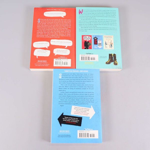 Baksidor på tre Simonverse-böcker av Becky Albertalli med text och streckkoder