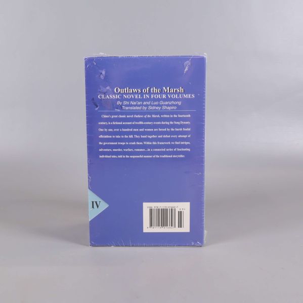 Baksida av bokpaketet Outlaws of the Marsh med beskrivande text och streckkod