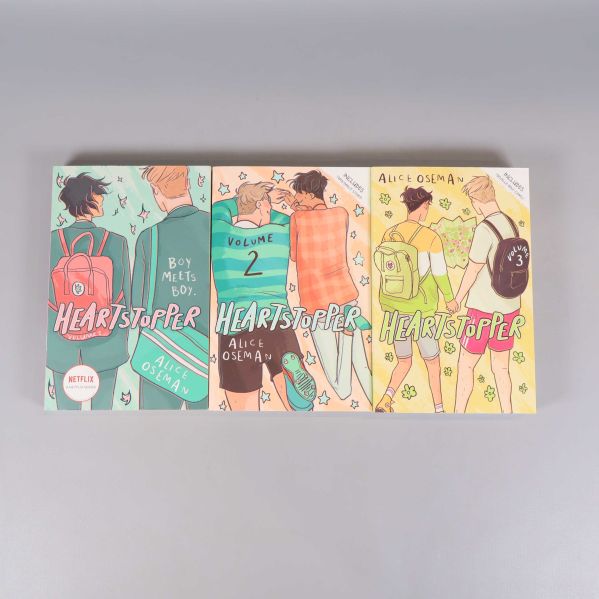 Framsidor av tre Heartstopper-böcker volym 1 till 3 med färgglada illustrationer