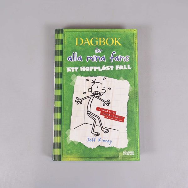 Framsidan av boken Dagbok för alla mina fans Ett hopplöst fall med grön pärm och illustration