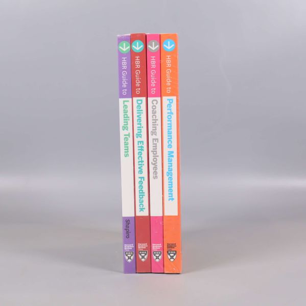 Fyra böcker i HBR Guide-serien med tydliga färgmarkerade ryggar