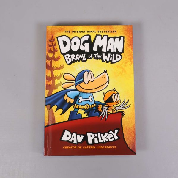 Framsida av boken Dog Man Brawl of the Wild med tecknade figurer i superhjältedräkt