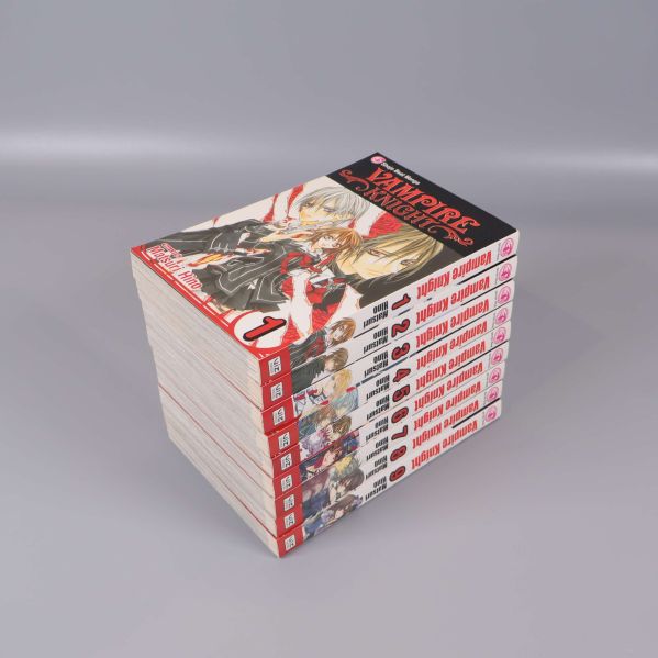 Vampire Knight manga volym 1-9 staplade med omslagen synliga