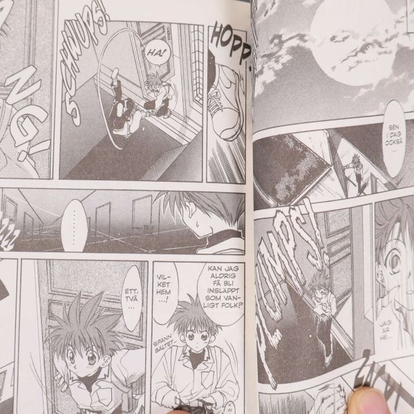 Uppslag ur D.N. Angel manga med svenska textrutor och actionsekvens