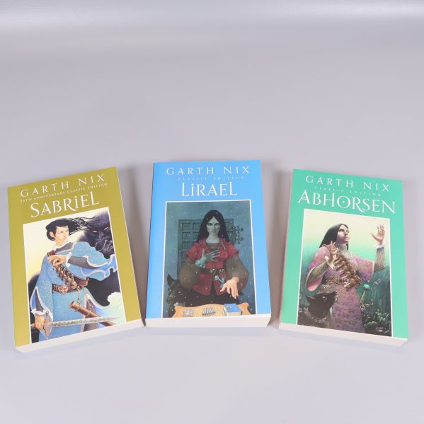 Tre böcker ur Old Kingdom box set uppställda, framsidor synliga