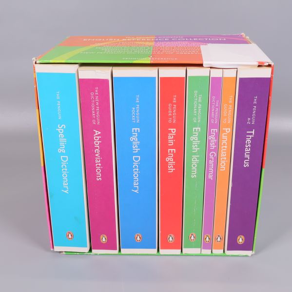 Penguin reference collection med åtta böcker i olika färger