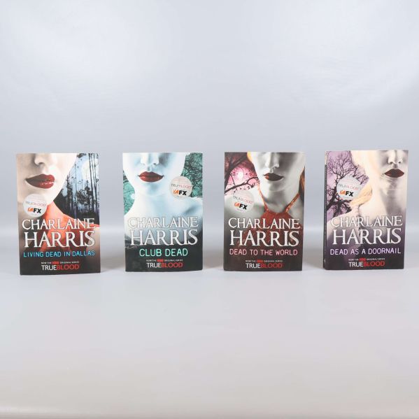 Framsidan på fyra Sookie Stackhouse-böcker av Charlaine Harris med tydliga omslag
