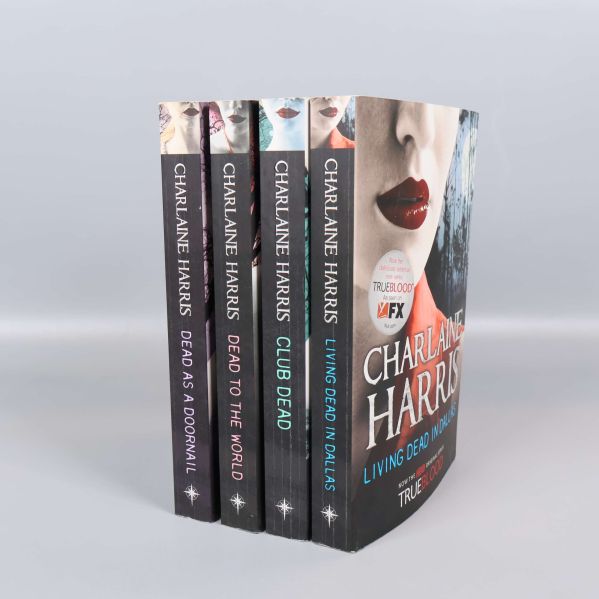 Fyra samlade pocketböcker av Charlaine Harris stående på rad