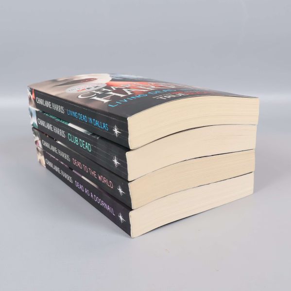 Staplade Charlaine Harris-böcker i sidovy, visar bokryggar och tjocklek