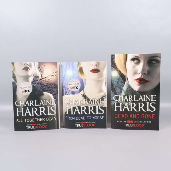 Framsidor av tre böcker av Charlaine Harris ur True Blood-serien
