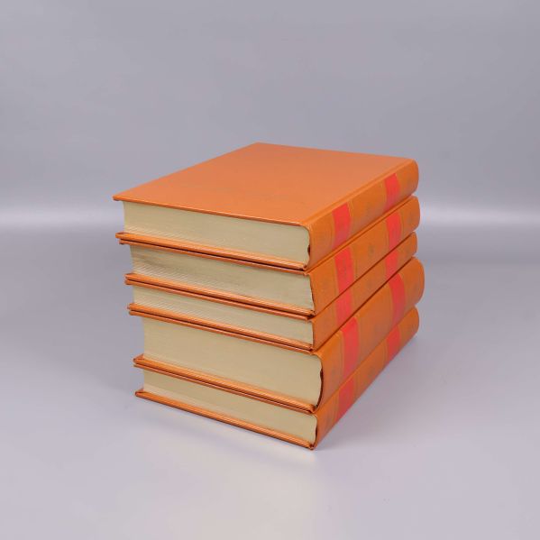 Fem staplade orange böcker, Strindberg samlade skrifter, snedvy