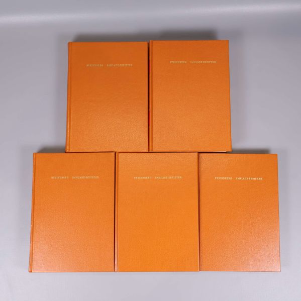 Fem orange böcker med guldfolierad text på framsidan
