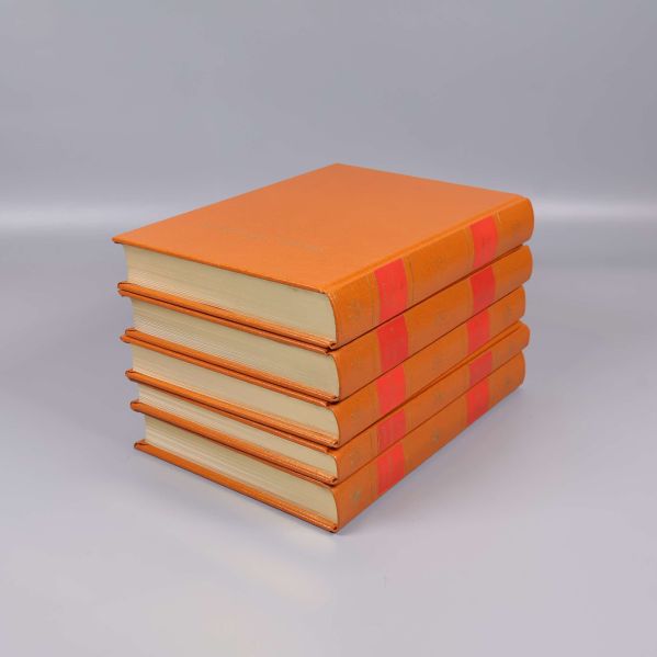 Orange bokpaket Strindberg 41-45 i stapel från sidan