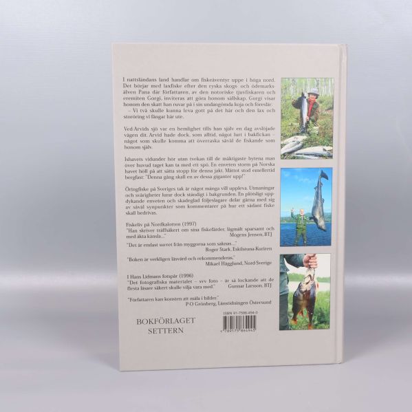 Baksidan av boken I nattsländans land med text och flera fiske- och naturbilder
