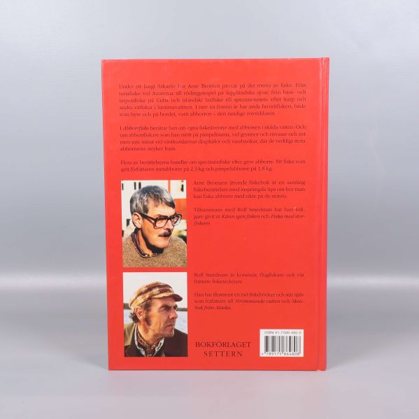 Baksida av boken med text, författarfoton och ISBN